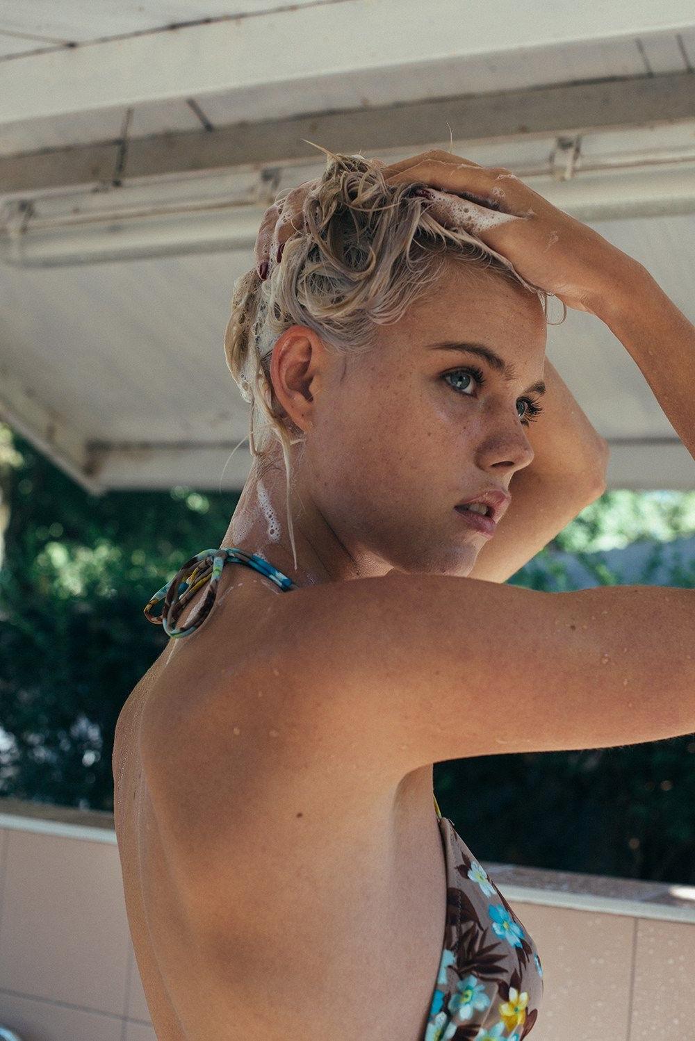 12P Topless Photos of Julia Almendra