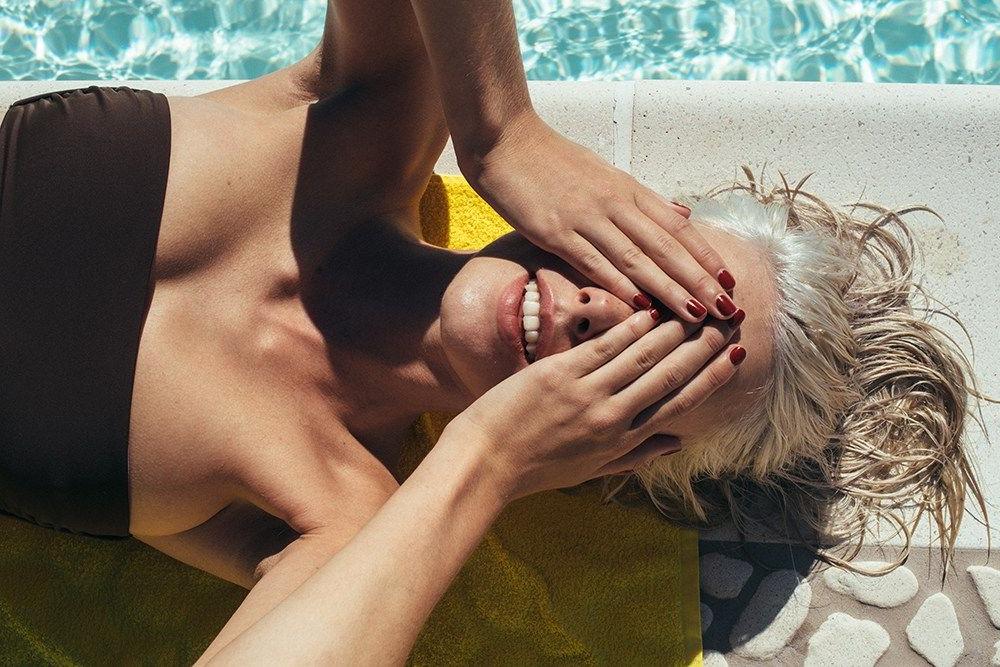 12P Topless Photos of Julia Almendra