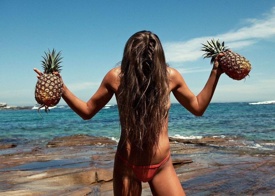 11P Topless photoset of Kendal Schuler
