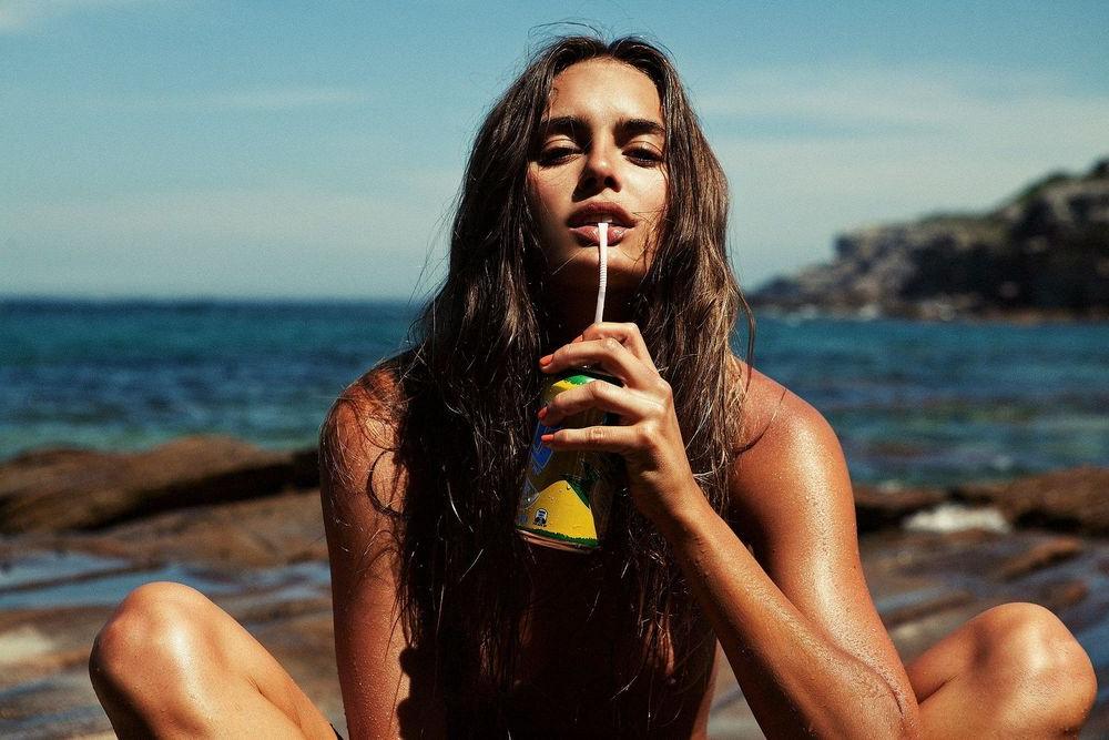 11P Topless photoset of Kendal Schuler
