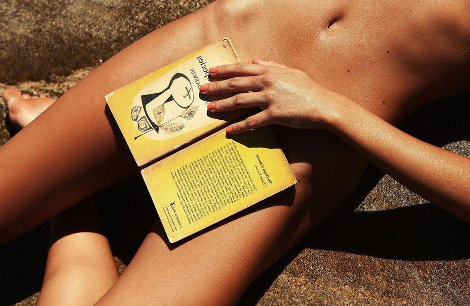 11P Topless photoset of Kendal Schuler