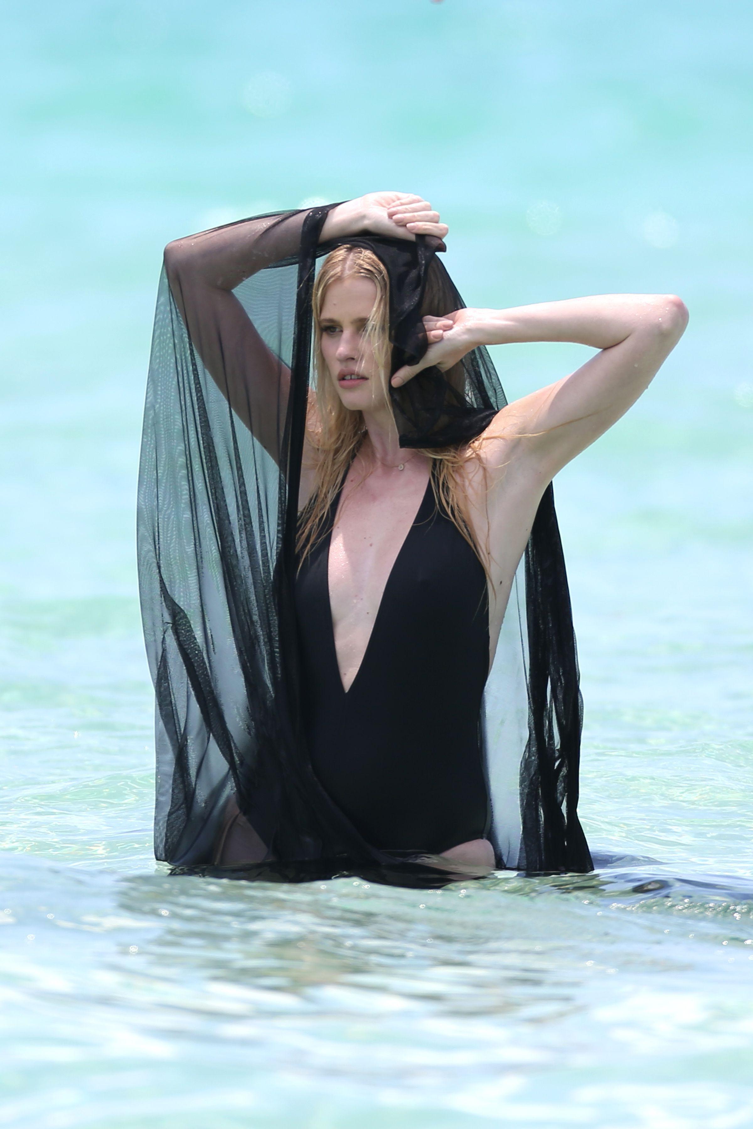 6P Lara Stone Topless Photos