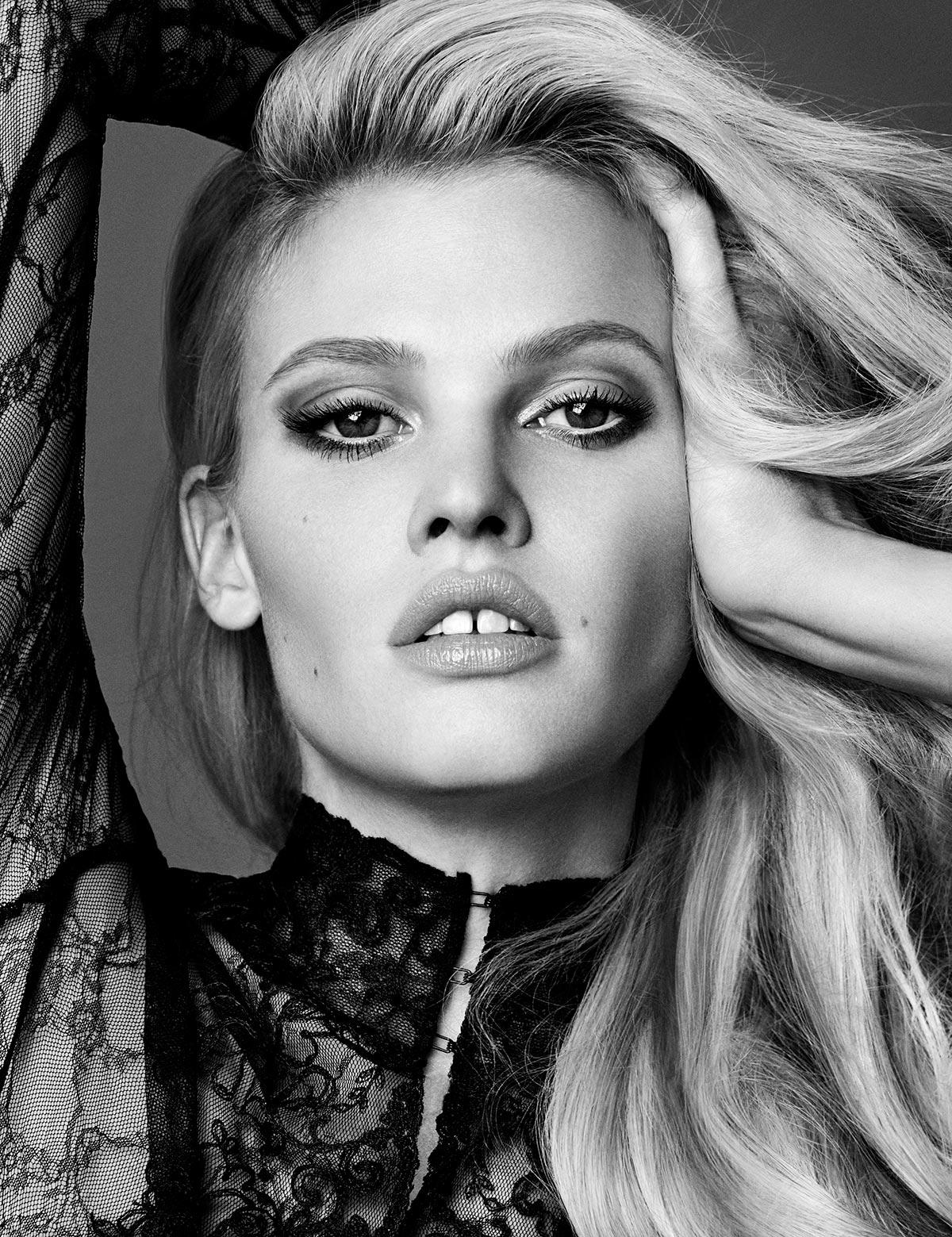10P Topless photoset of Lara Stone