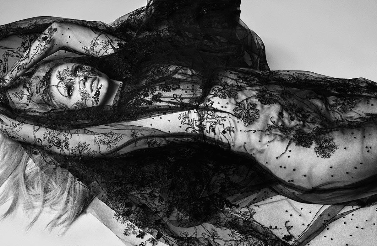 10P Topless photoset of Lara Stone