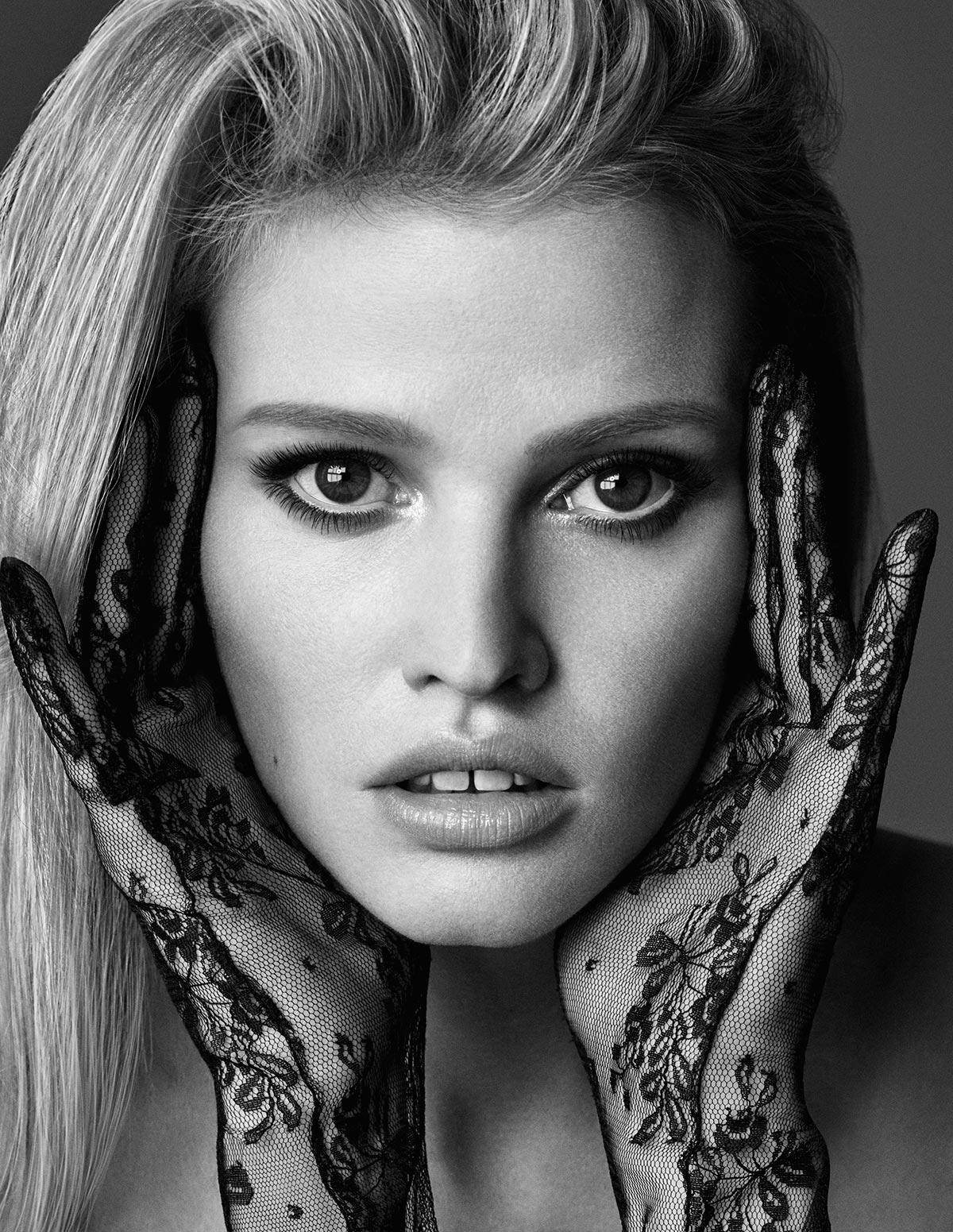 10P Topless photoset of Lara Stone