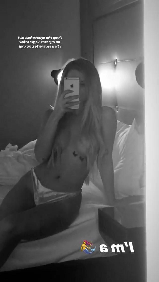 4P Lottie Moss Topless