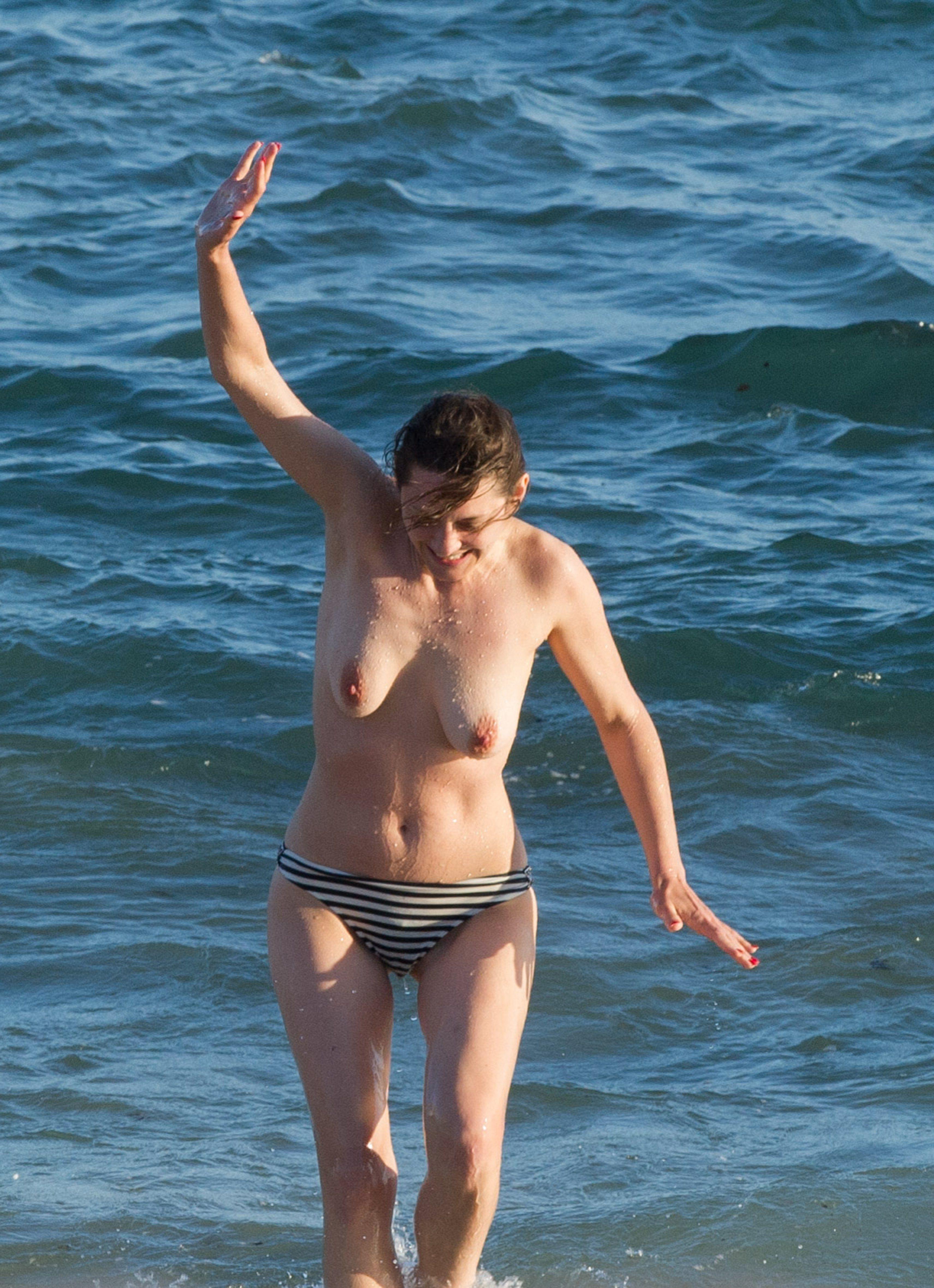 6P Marion Cotillard Topless Photos