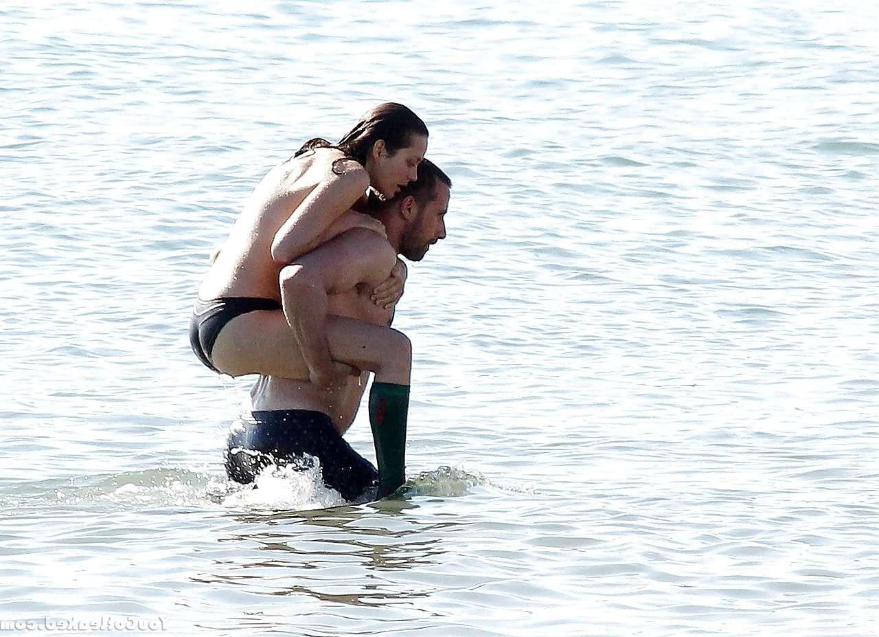 16P Topless pics of Marion Cotillard
