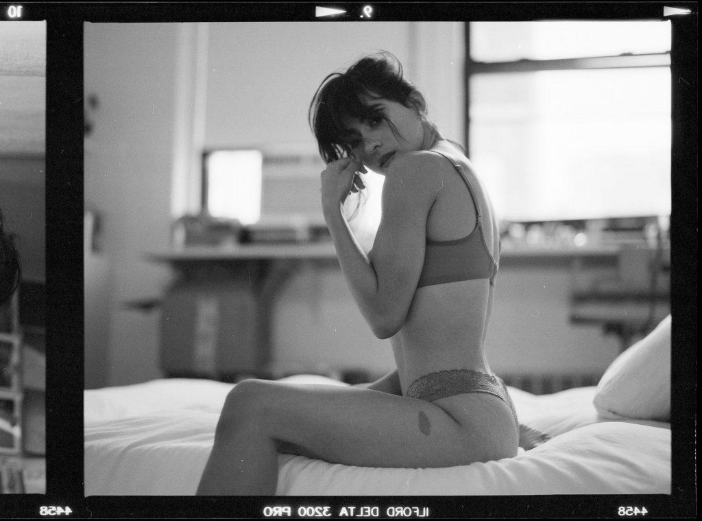 21P Mia Valentine Topless