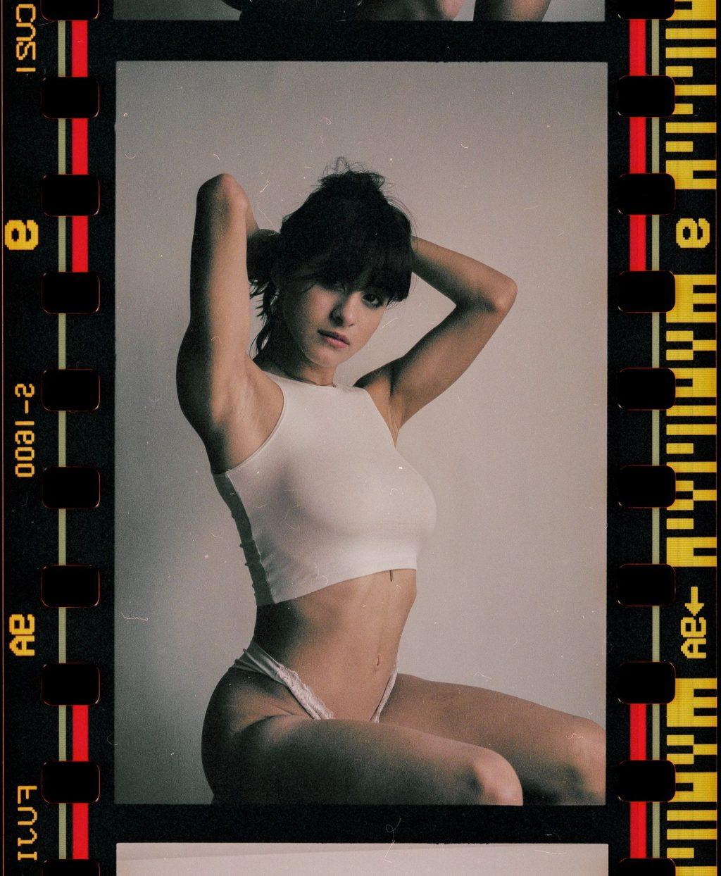 21P Mia Valentine Topless