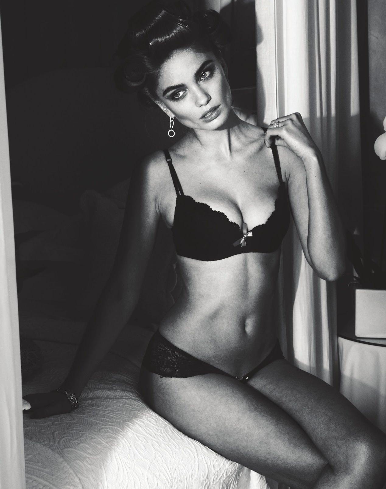 8P Natalie Morris topless pics