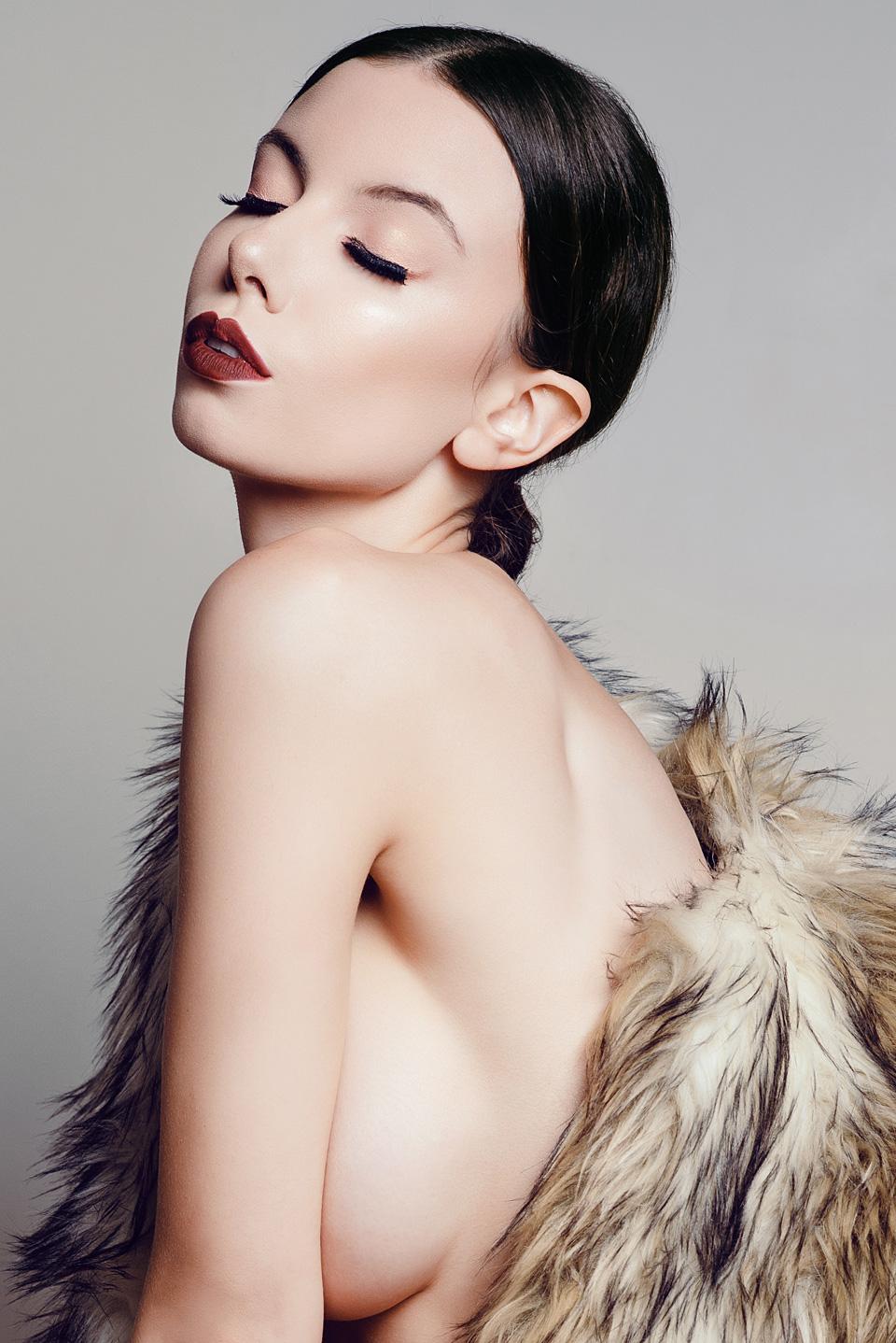 18P Olivia Rose topless photoset