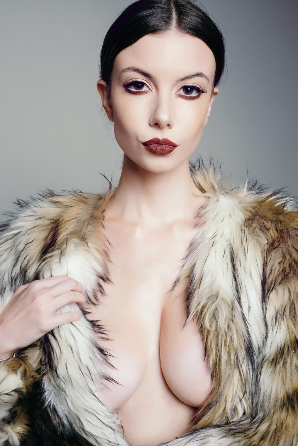 18P Olivia Rose topless photoset