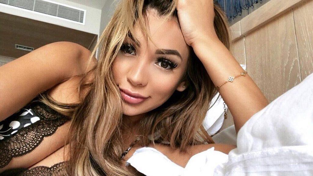 25P Paula Manzanal Topless