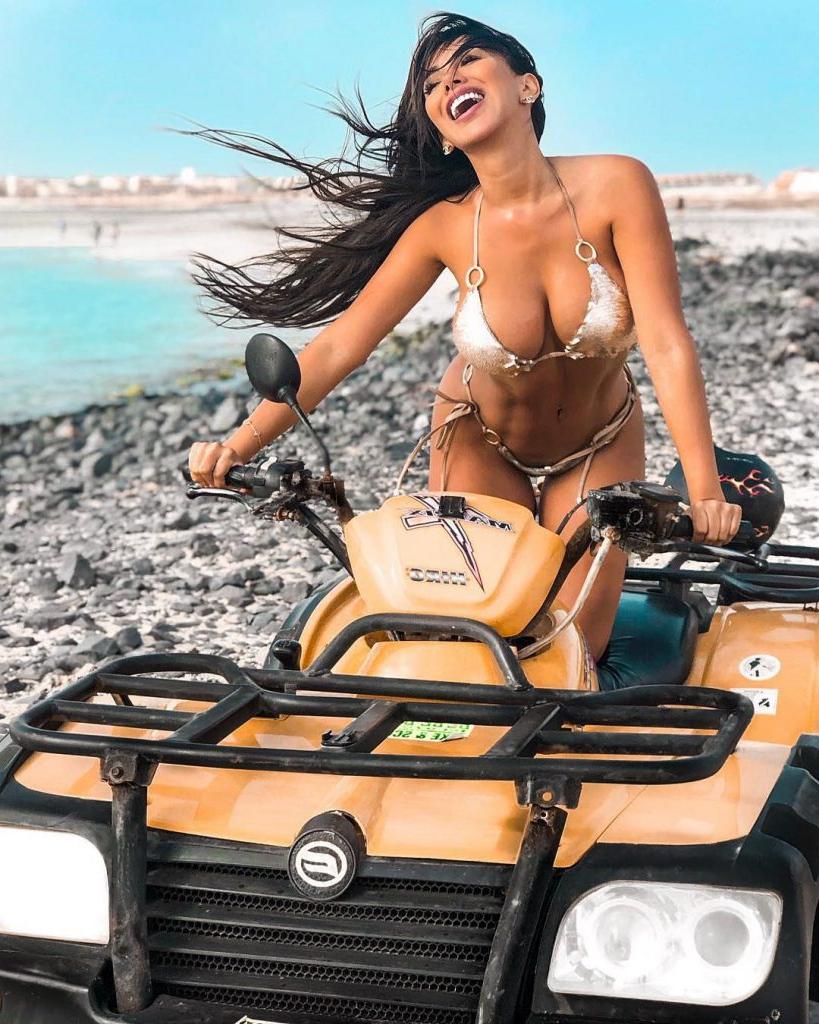 25P Paula Manzanal Topless