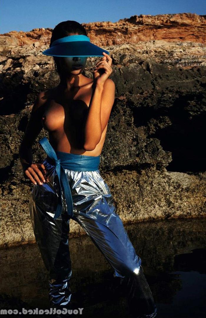 12P Topless photoset of Raica Oliveira