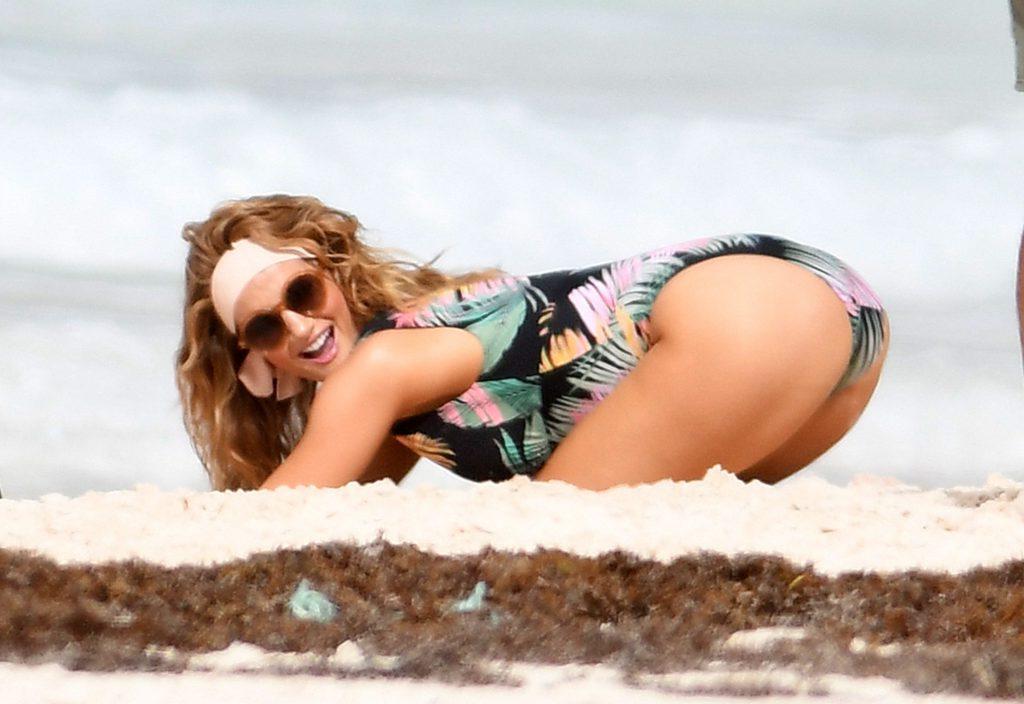 19P Rosie Huntington-Whiteley Topless