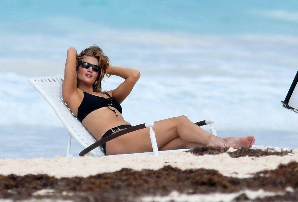 19P Rosie Huntington-Whiteley Topless
