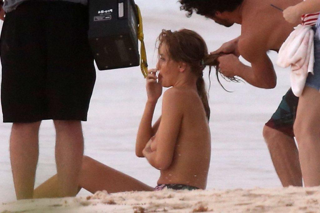 19P Rosie Huntington-Whiteley Topless
