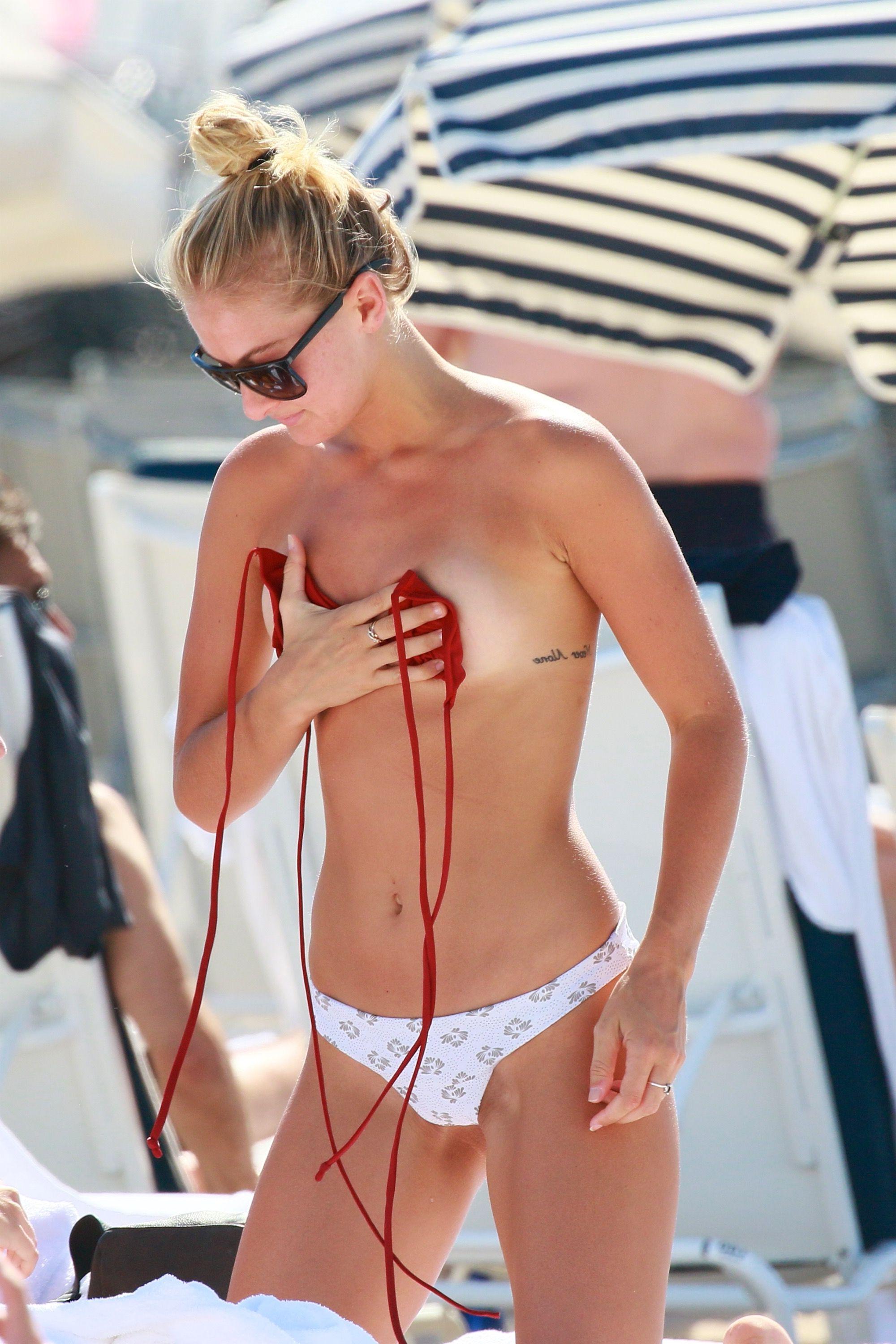 7P Selena Weber Topless Photos