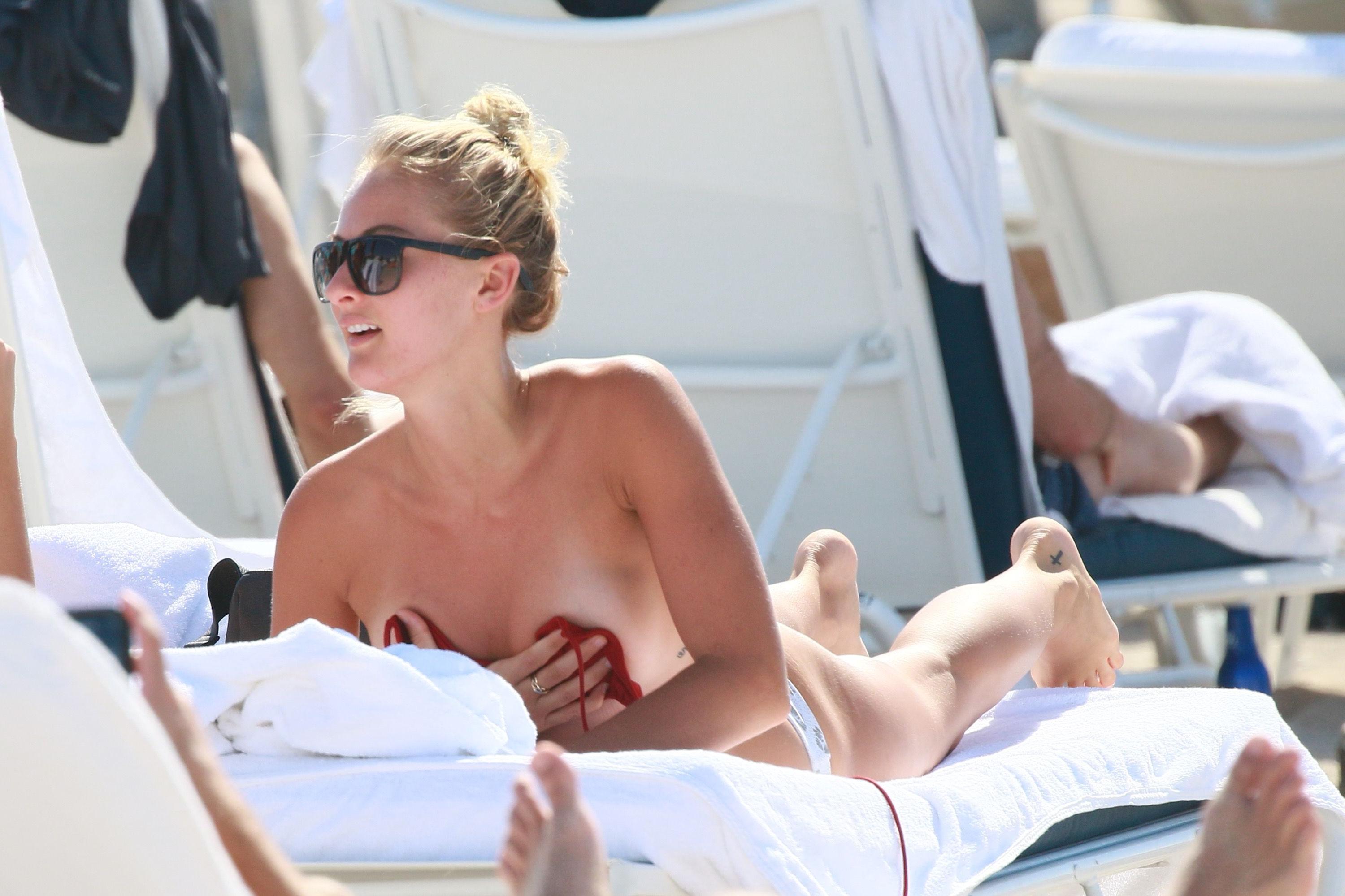 7P Selena Weber Topless Photos