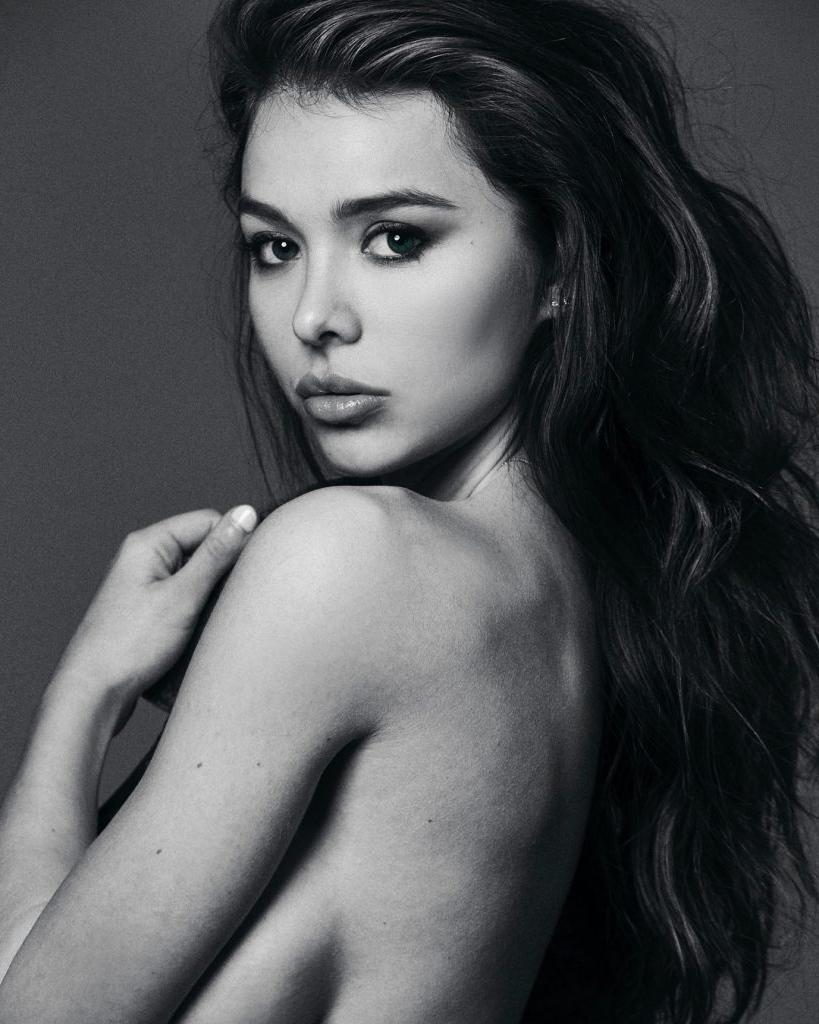 12P Sophie Mudd Topless