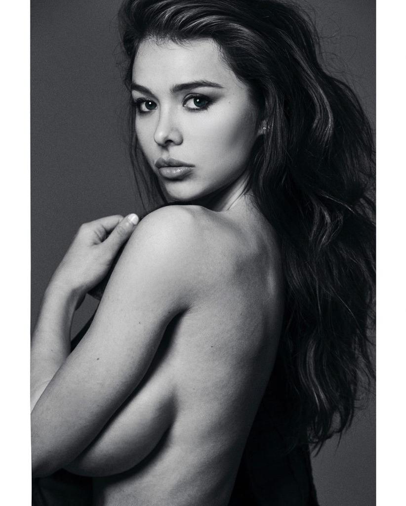 12P Sophie Mudd Topless