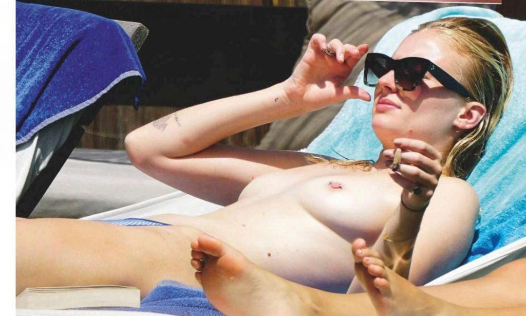 4P Sophie Turner Topless