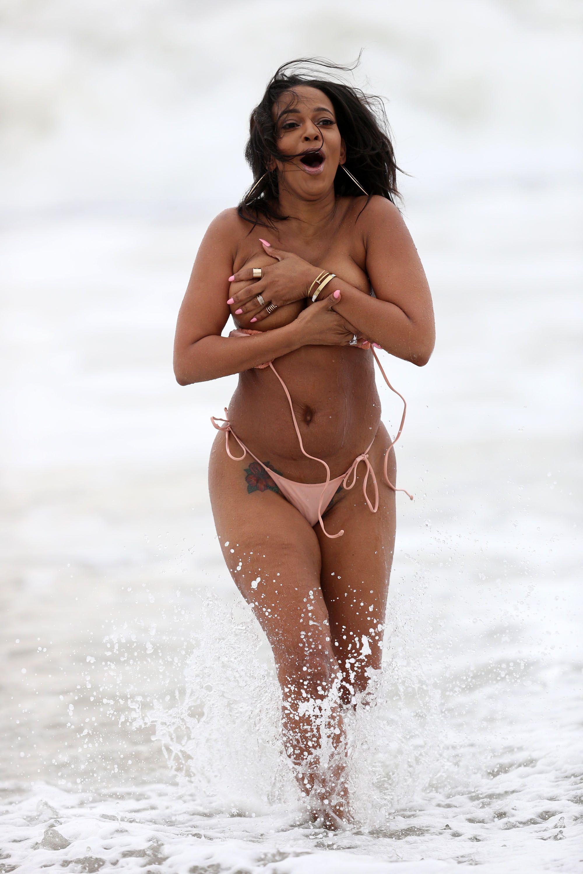 6P Sundy Carter Topless Photos