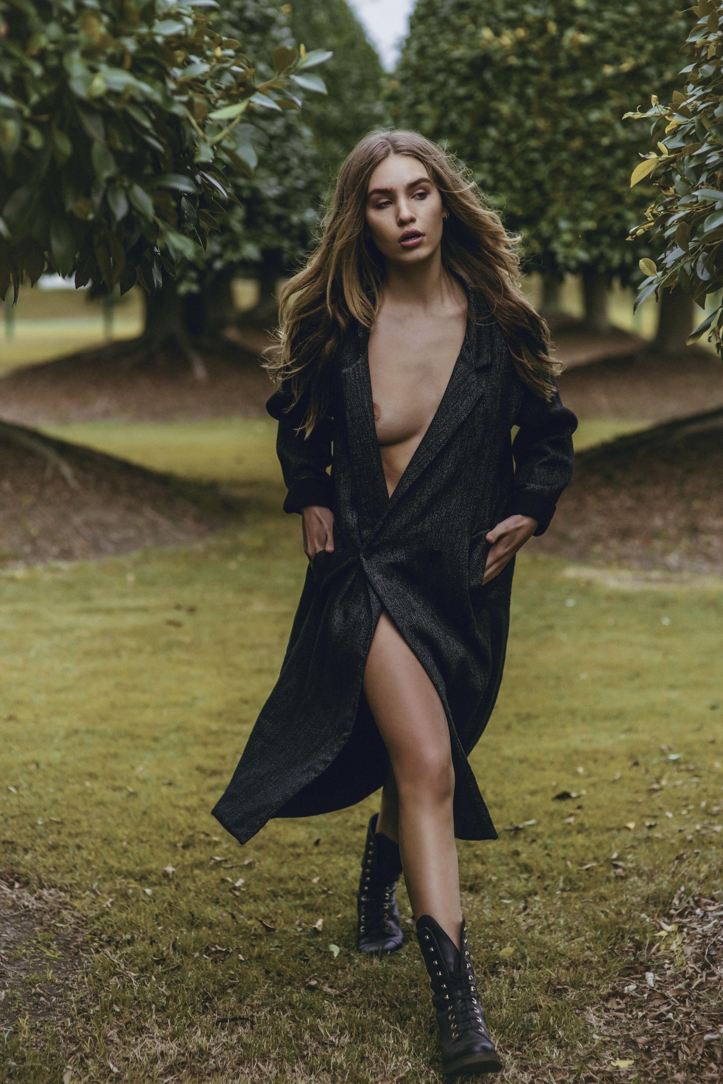 4P Zoe Cross Topless Photos