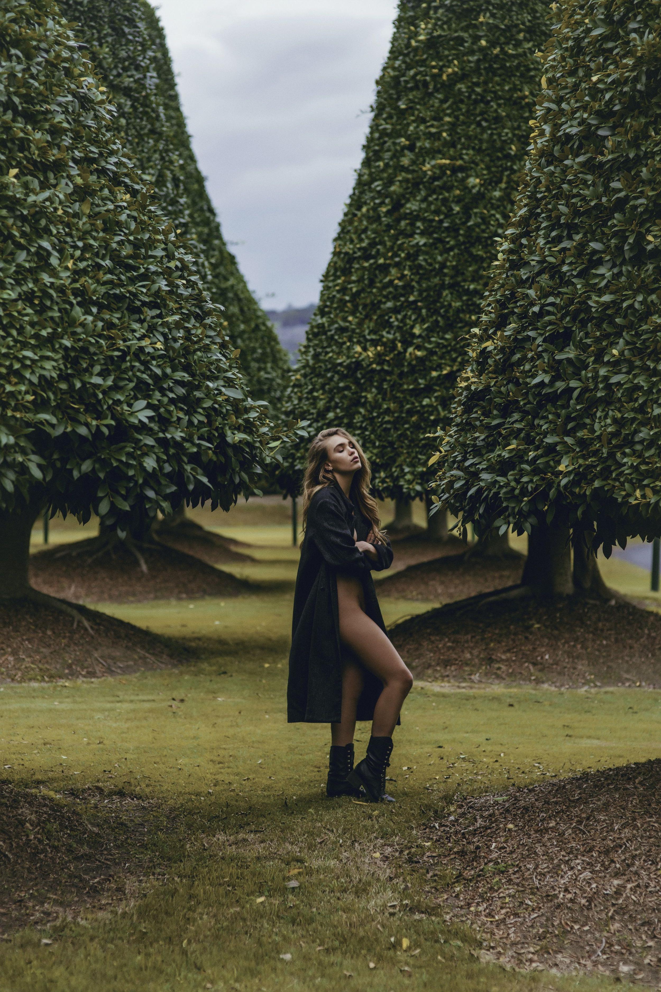 4P Zoe Cross Topless Photos
