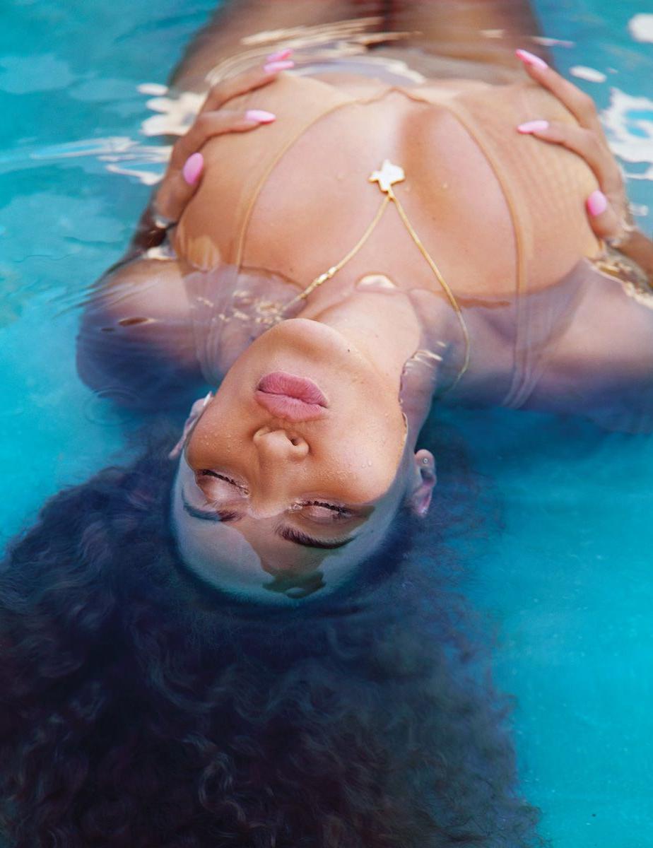 14P Beyonce topless photos