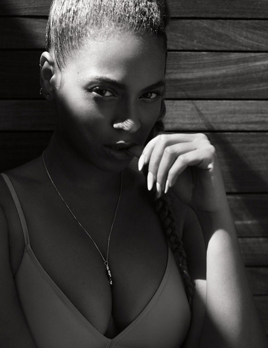 14P Beyonce topless photos