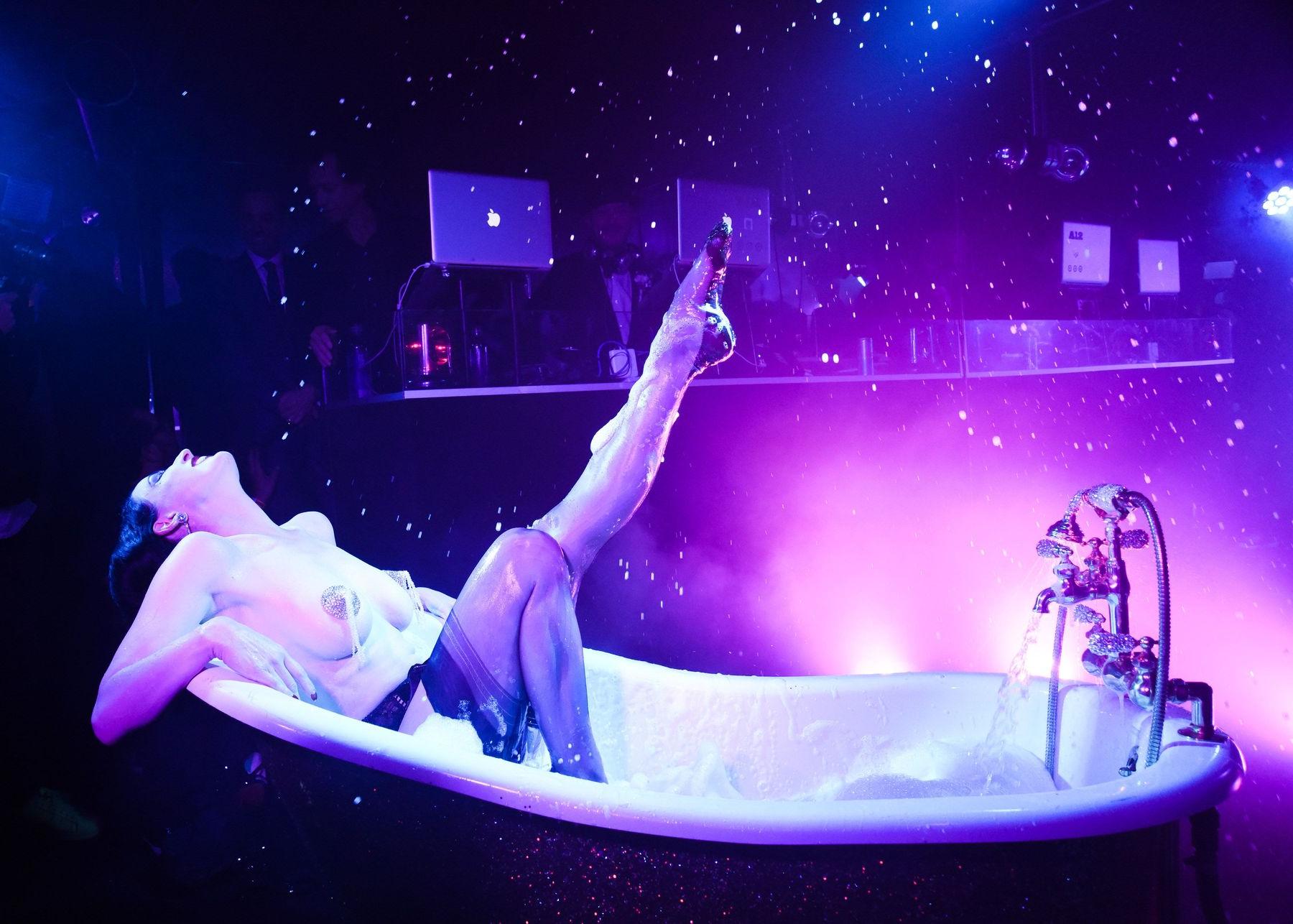 10P Topless pics of Dita Von Teese