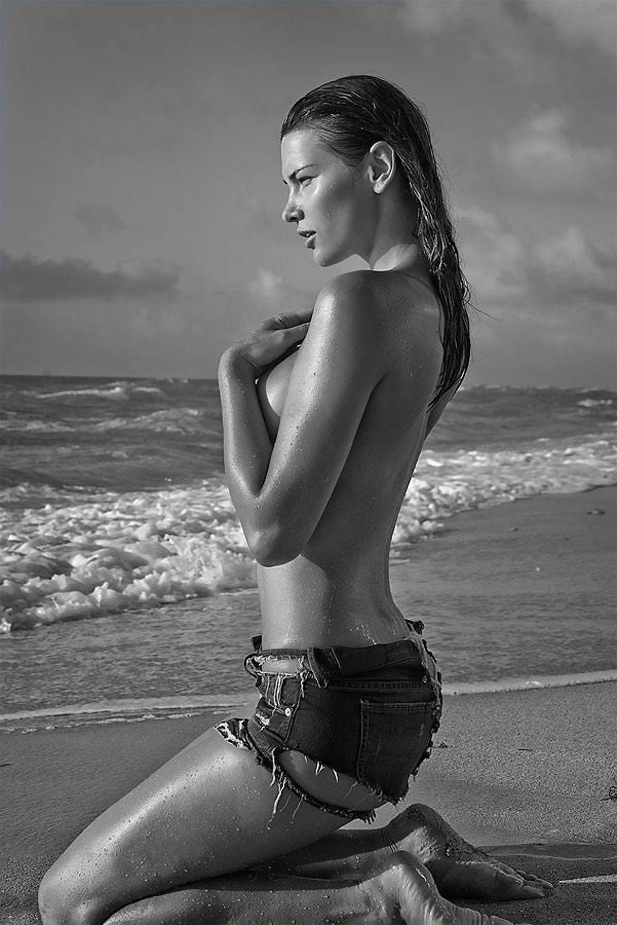 7P Topless photoset of Gabriela Iliescu