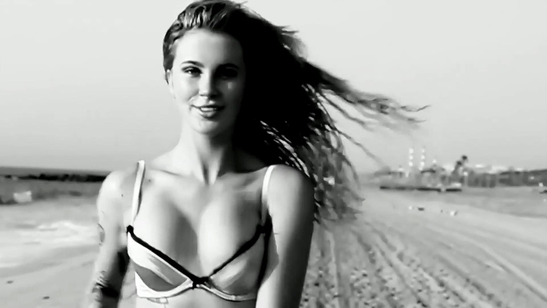8P Topless Photos of Ireland Baldwin
