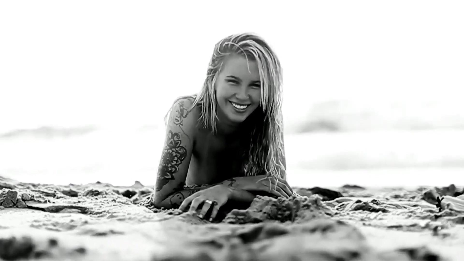 8P Topless Photos of Ireland Baldwin
