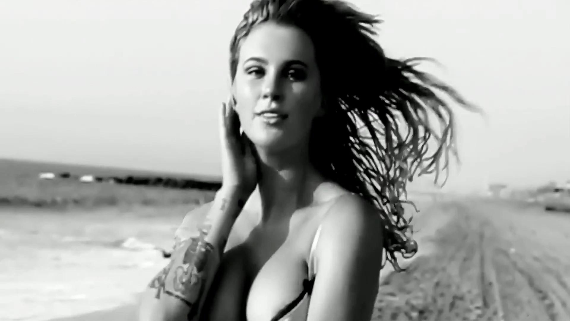 8P Topless Photos of Ireland Baldwin