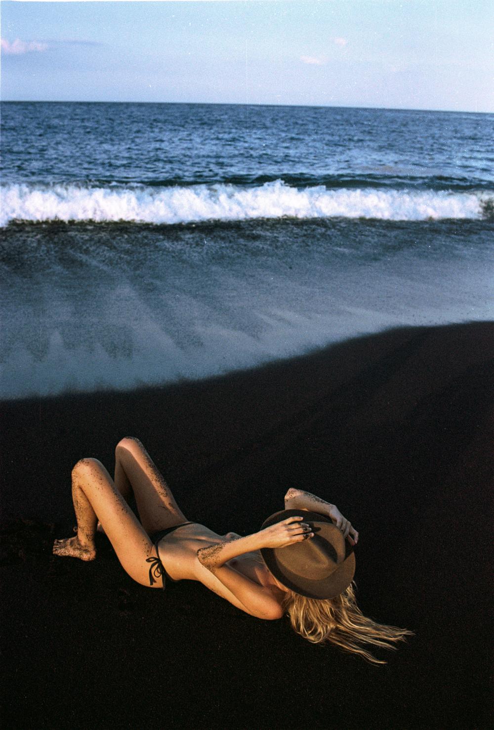 7P Joanna Halpin Topless Photos