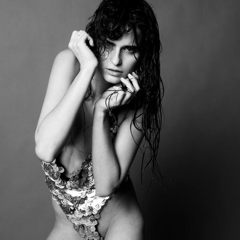 25P Loulou Robert Topless