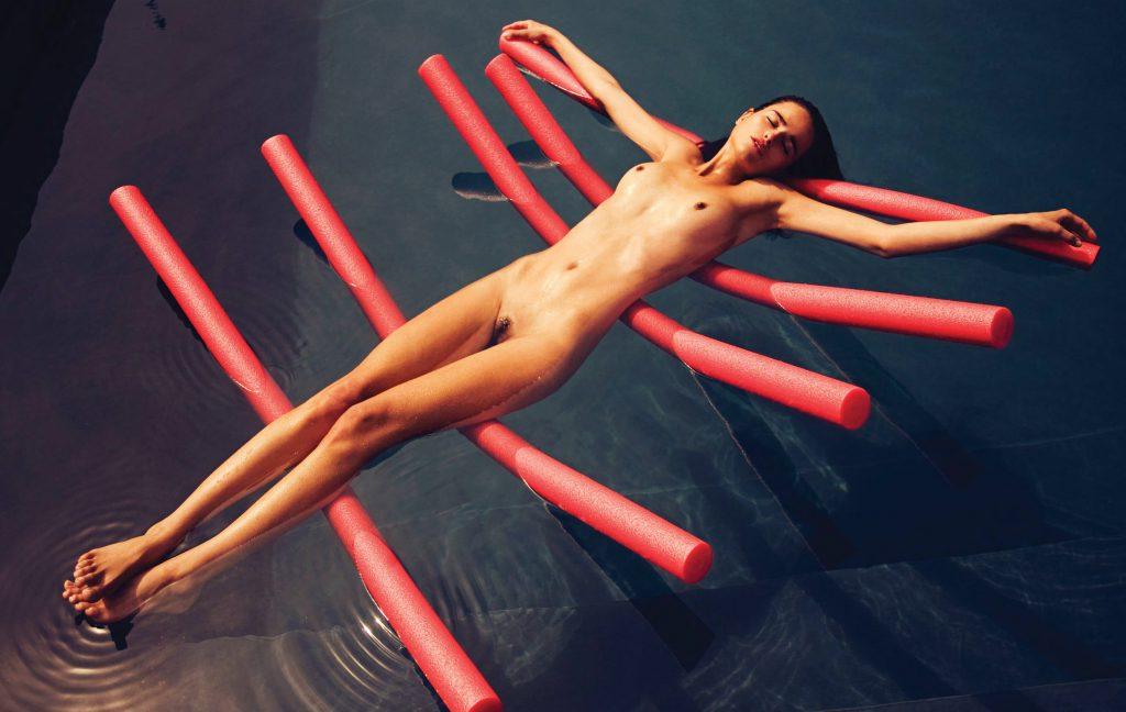 25P Loulou Robert Topless