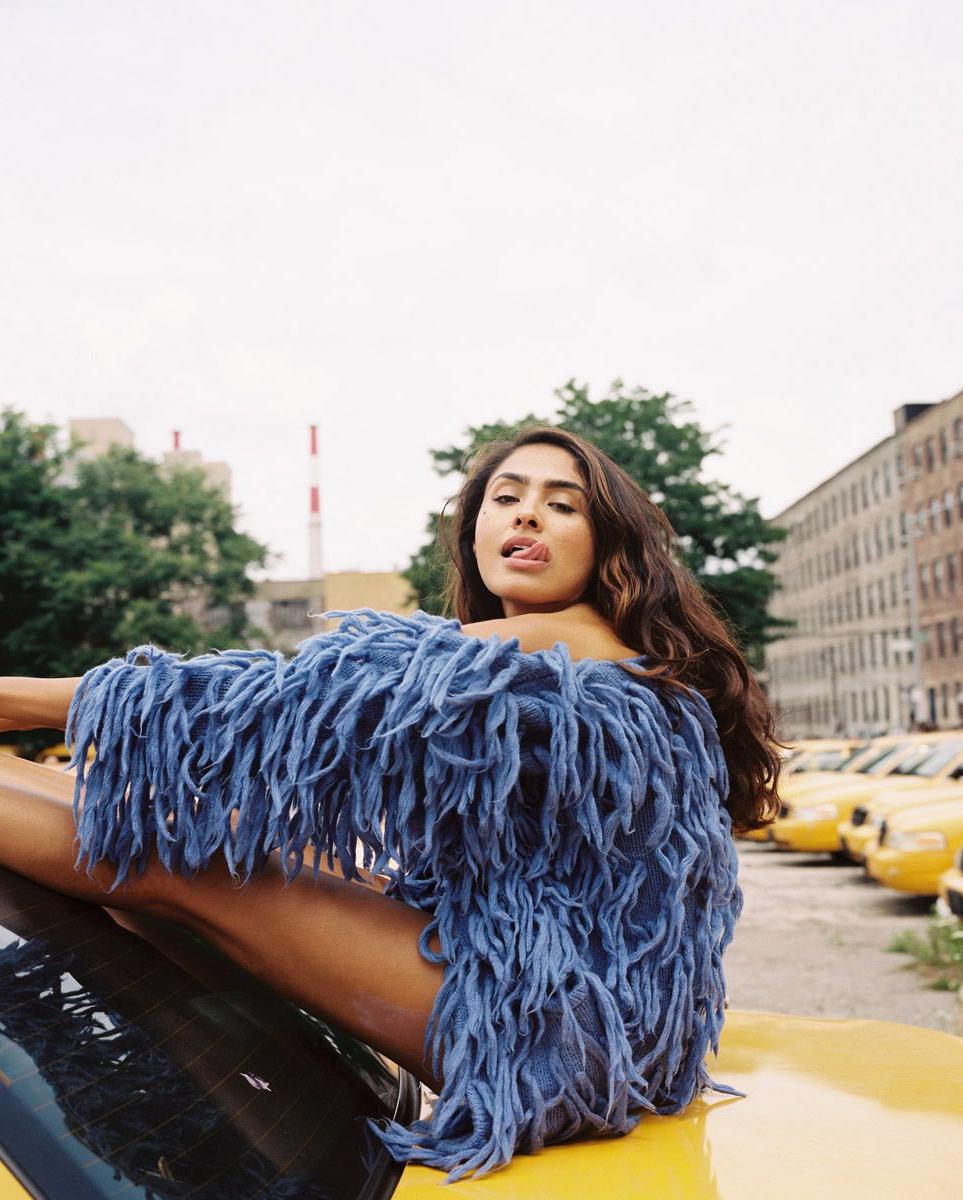 7P Nancy Gomez topless photos