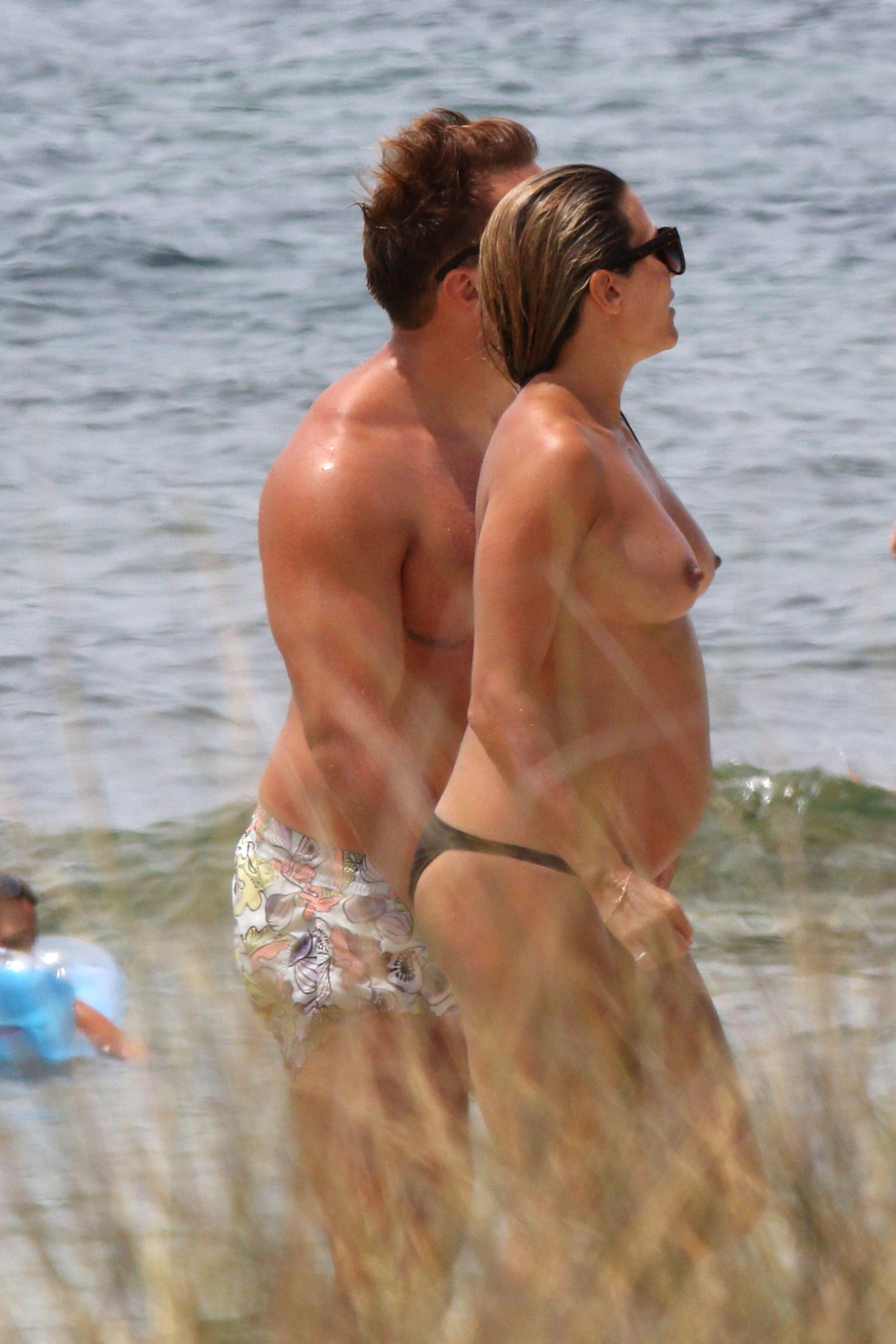 6P Zoe Hardman Topless Photos