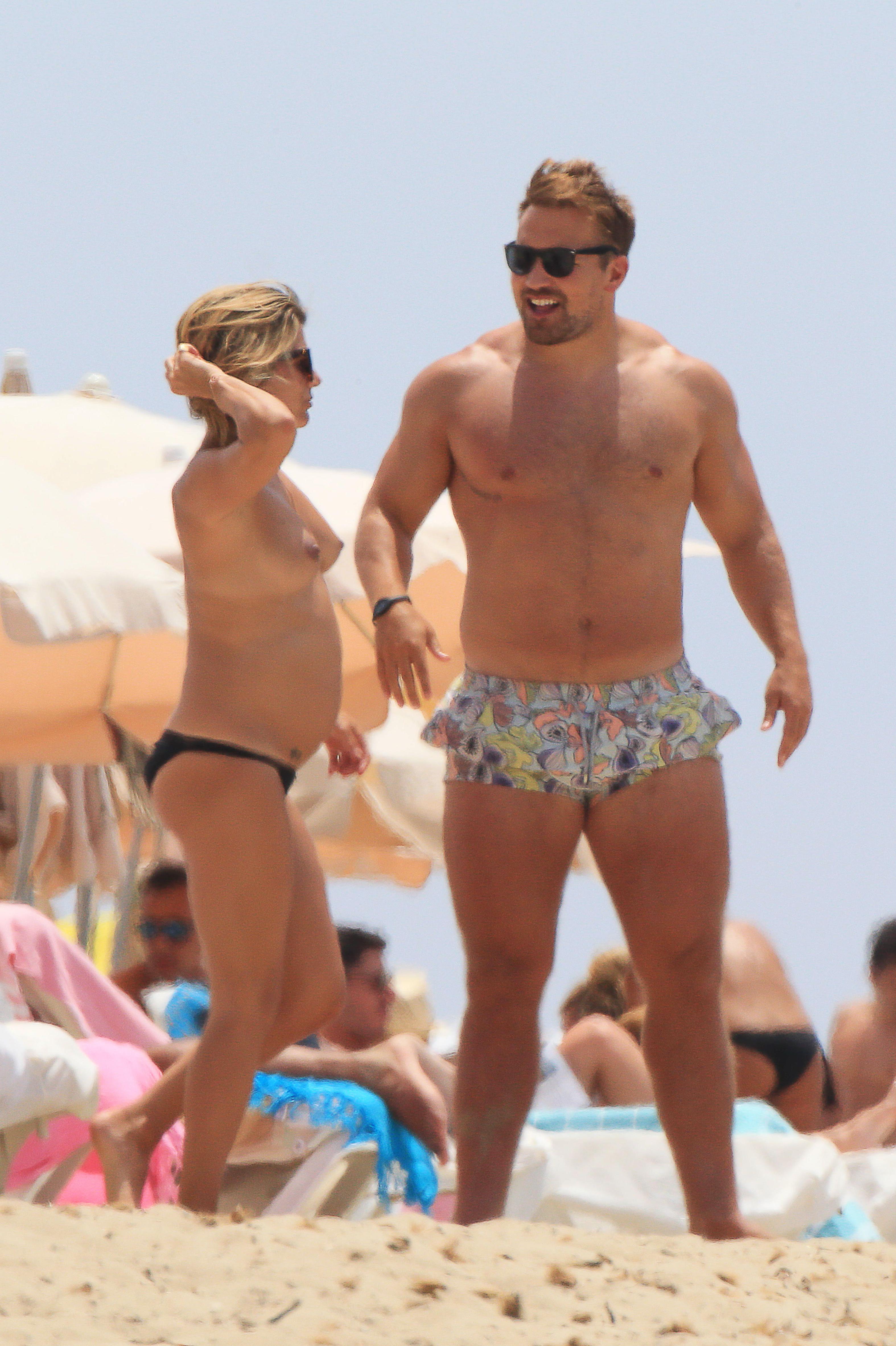 6P Zoe Hardman Topless Photos