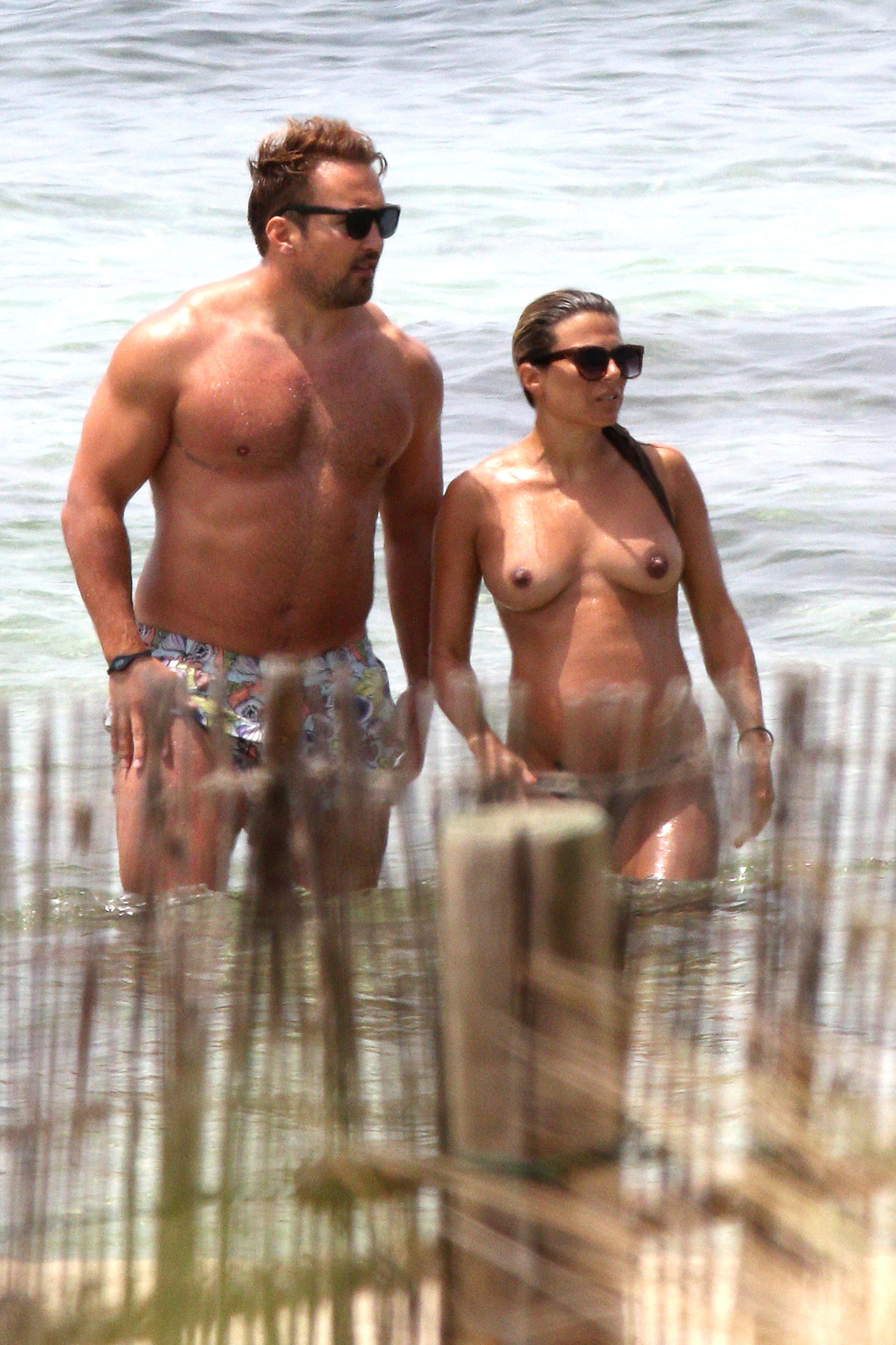 6P Zoe Hardman Topless Photos