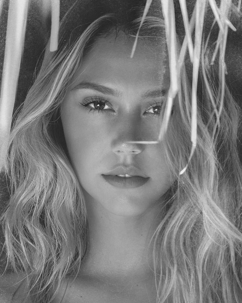 11P Alexis Ren Topless