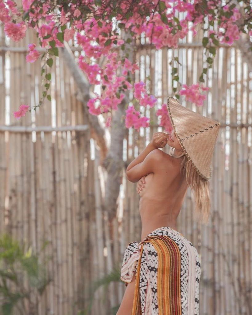 11P Alexis Ren Topless
