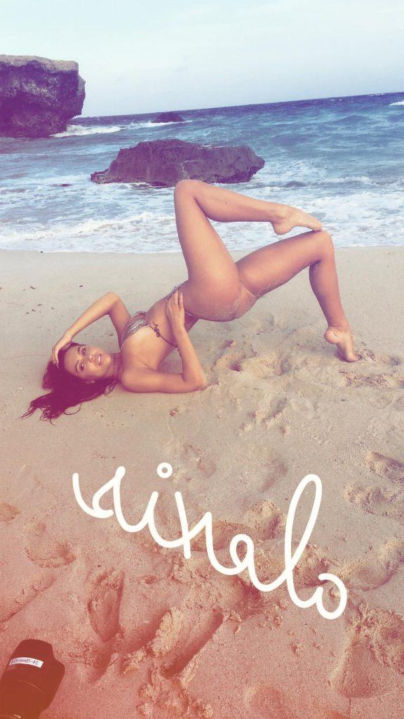 21P Alexis Ren Topless
