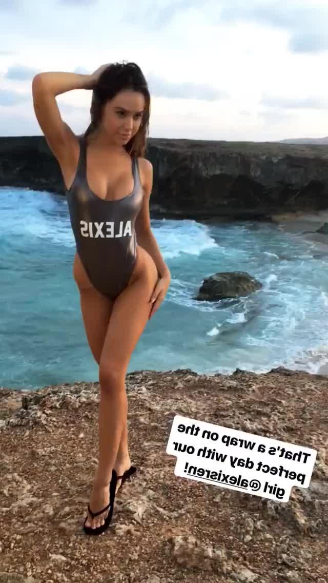 21P Alexis Ren Topless