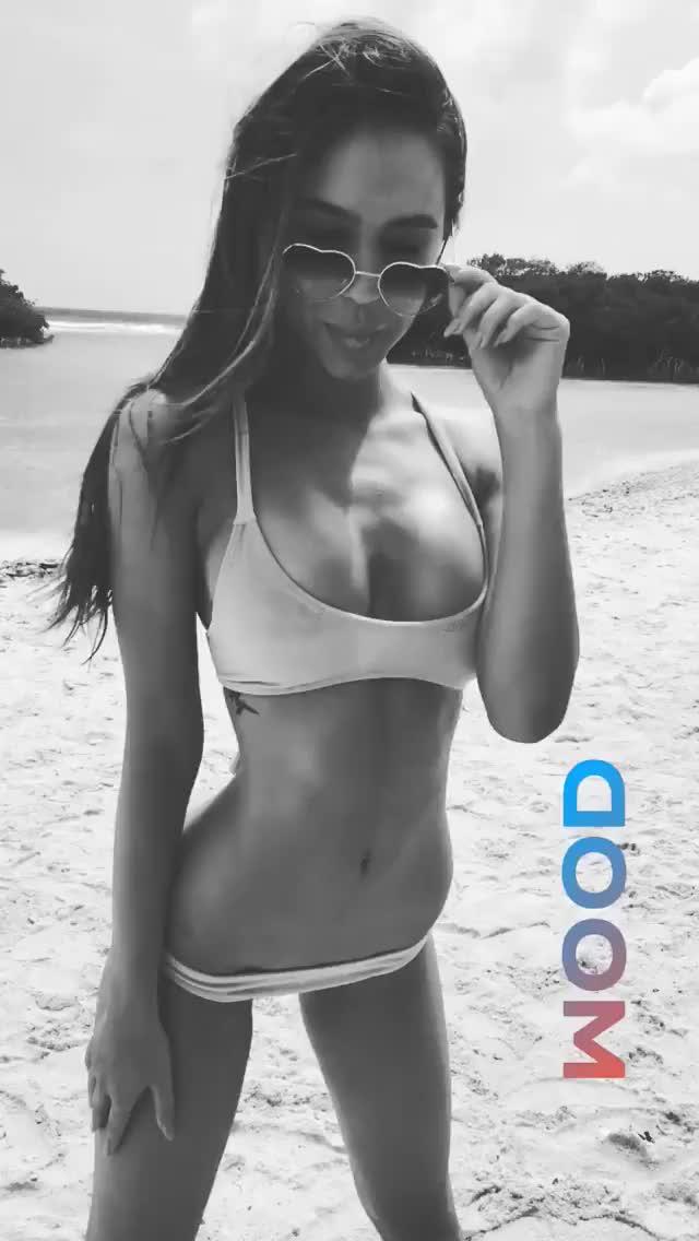 21P Alexis Ren Topless